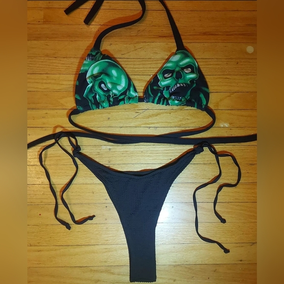 Bikini - Picture 1 of 1